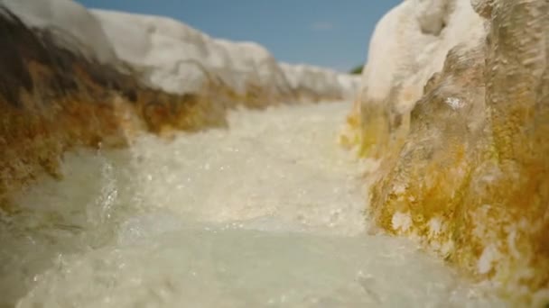 Bílá Kamenná Žumpa Kterou Protéká Voda Pramene Kalcinitovými Stalaktity Pamukkale — Stock video