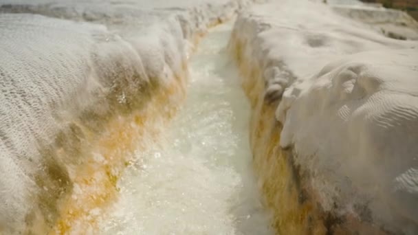 方解石石笋 一种类似峡谷的白色石道 从帕穆克卡莱泉水中流出纯净的水 慢动作 — 图库视频影像
