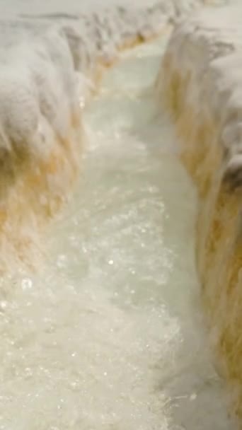 Vídeo Vertical Estalactitas Calcita Canal Piedra Blanca Que Asemeja Cañón — Vídeo de stock