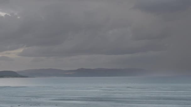 Een Panorama Van Het Bergmeer Waar Verte Wolken Regen Naar — Stockvideo