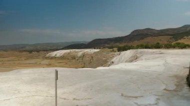 Pamukkale 'deki beyaz dağlar, geçitler, gözlem güvertesinden panoramik manzara..