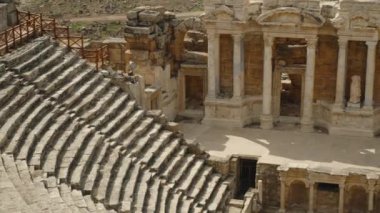 Roma Sütunları ve Taş Heykelleri, Panorama Antik Amfitiyatrosu.