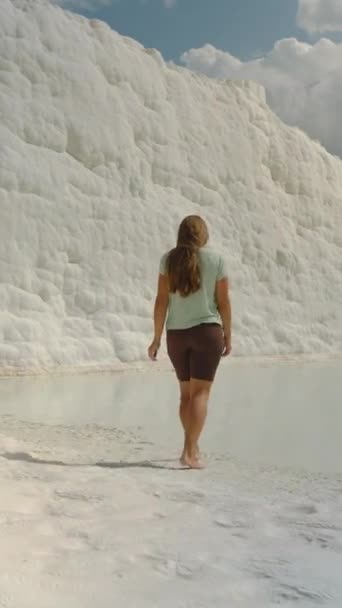 Vídeo Vertical Una Joven Camina Sola Agua Sobre Los Travertinos — Vídeo de stock