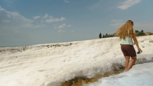 Женщина Идет Вдоль Водного Канала Краю Белой Скалы Белых Травертинах — стоковое видео