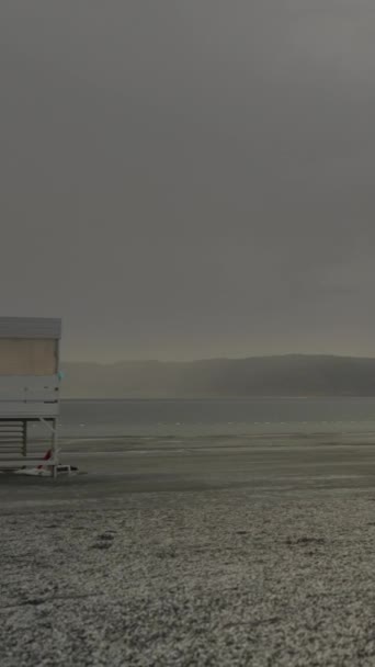 일몰의 파노라마 구름을 휴식과 호수의 일부를 해안에있는 생존자 타워와 거리에있는 — 비디오