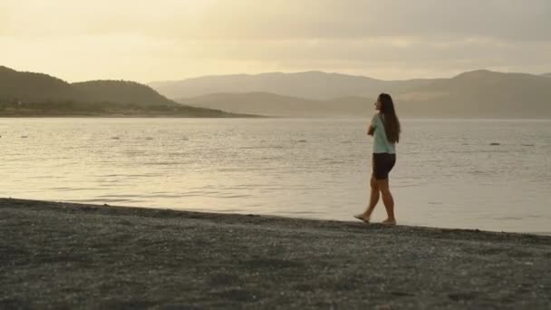 Молода Жінка Йде Уздовж Берега Гірського Озера Заході Сонця Сонячне — стокове відео