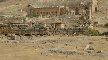 Dağın eteğindeki Antik Harap Amphitiyatrosu, Tepesindeki İnsanlar.
