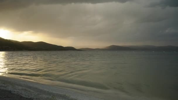 Storm Wolken Verzamelen Zich Het Meer Regen Nadert Verte Voorkant — Stockvideo