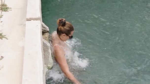 Вид Збоку Молода Жінка Купання Гарячих Джерелах Під Водним Потоком — стокове відео