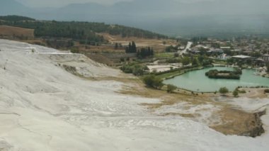 Beyaz Dağ 'ın tepesinde. Pamukkale 'de Travertines, Foot Gölü, Panorama.