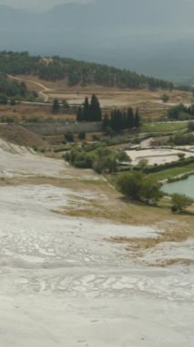 Dikey video. Beyaz Dağ 'ın tepesinde. Pamukkale 'de Travertines, Foot Gölü, Panorama.