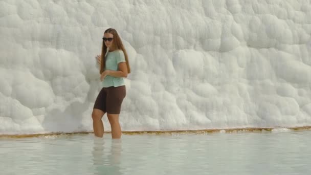 Een Jonge Vrouw Loopt Het Water Witte Travertijnen Van Pamukkale — Stockvideo