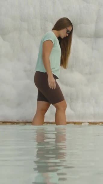 Vídeo Vertical Mulher Caminha Cuidadosamente Sobre Água Segura Uma Rocha — Vídeo de Stock