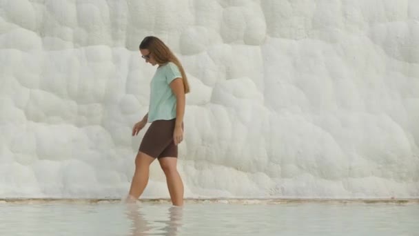 Jonge Vrouw Wandelt Tussen Witte Travertijnen Natuurlijke Baden Met Mineraalwater — Stockvideo