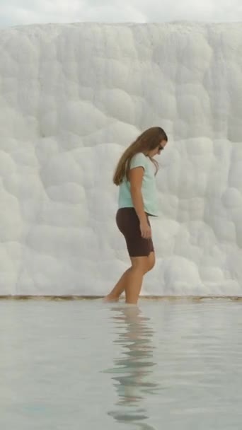 Pionowe Wideo Naturalna Kąpiel Wodą Mineralną Wyjątkowe Miejsce Pamukkale Białymi — Wideo stockowe