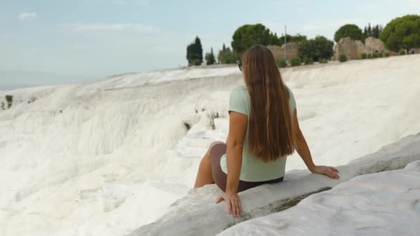 Weiße Travertinen Von Pamukkale Eine Junge Frau Sitzt Rand Der — Stockvideo