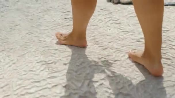 Pohled Ženské Nohy Kráčející Starodávných Bílých Vápencových Ložiscích Přecházející Minerální — Stock video