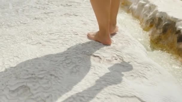 Antigas Formações Pamukkale Travertinos Brancos Onde Uma Mulher Descalça Passeia — Vídeo de Stock
