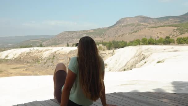 Szczycie Białej Góry Utworzonej Wapnia Młoda Kobieta Siedzi Moście Ciesząc — Wideo stockowe