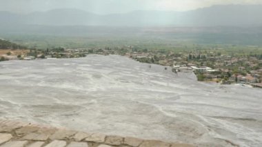 Calcite 'den Tepedeki Bir Yürüyüş Pamukkale' deki Beyaz Travertinler.
