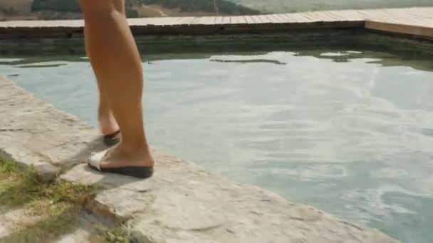 Ein Blick Von Unten Auf Die Beine Einer Frau Während — Stockvideo