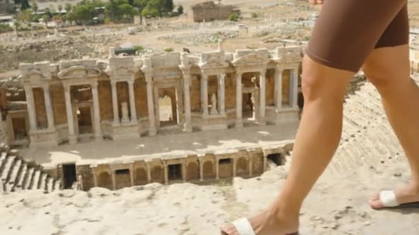Pohled Ženské Nohy Kráčející Horních Řadách Starobylého Zničeného Amfiteátru Ruiny — Stock video