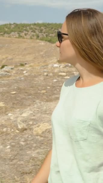 Függőleges Videó Egy Fiatal Utazó Ereszkedik Úton Hegyek Egy Romos — Stock videók