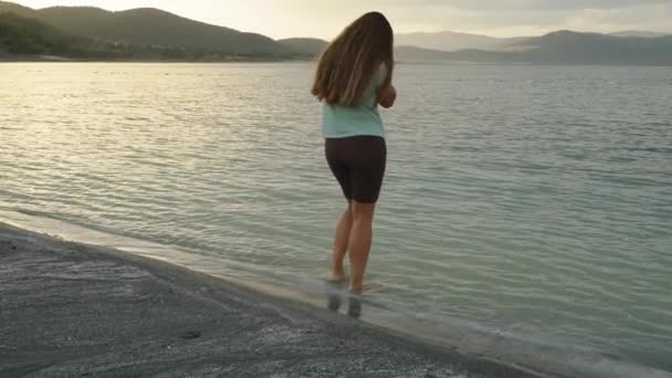 Uma Jovem Vadeia Nas Águas Lago Montanha Com Pôr Sol — Vídeo de Stock