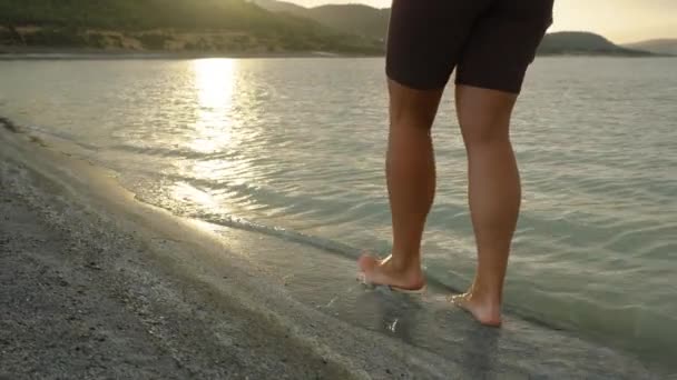 Uma Jovem Mulher Triste Caminha Descalça Através Água Lago Meio — Vídeo de Stock