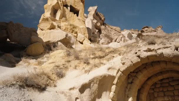 Veduta Antiche Dimore Scavate Massicce Rocce Sullo Sfondo Del Cielo — Video Stock