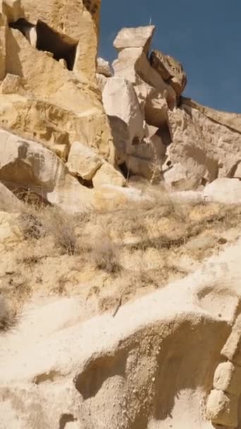 Vídeo Vertical Vista Antiguas Viviendas Talladas Enormes Rocas Sobre Telón — Vídeos de Stock