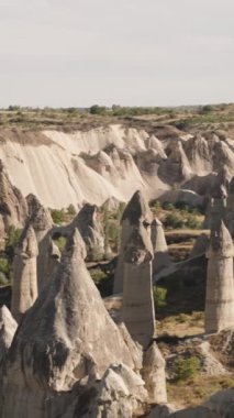 Dikey video. Antik Türk bölgesi Aşk Vadisi 'nin yüksek bir gözlem platformundan Panorama.