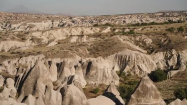 Kuş bakışı tuhaf uzun taşları olan antik bir yer. Aşk Vadisi 'nin panoramik manzarası..