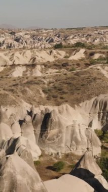 Dikey video. Kuş bakışı tuhaf uzun taşları olan antik bir yer. Aşk Vadisi 'nin panoramik manzarası..