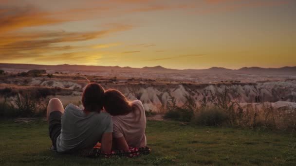 Sevgi Dolu Bir Çift Bir Erkek Bir Kadın Dağlarda Bir — Stok video