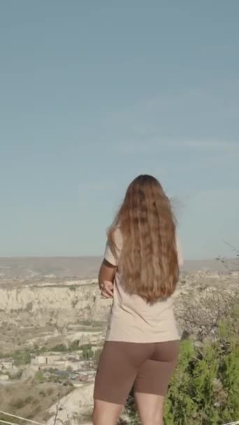비디오 여자가 정상에 산에서 Goreme의 공원을 카메라 그녀의 — 비디오