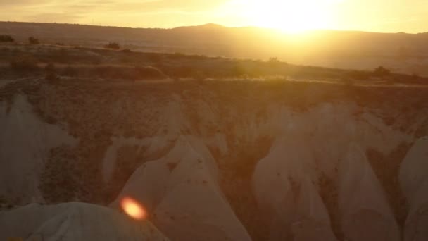 Панорамный Вид Белый Каменный Каньон Закате Молодой Женщиной Сидящей Краю — стоковое видео