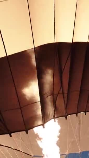 垂直录像 燃气灶中的大火使热气球充满了热气 使其膨胀 并准备起飞 — 图库视频影像