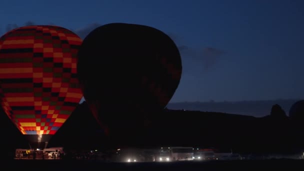 Egy Hőlégballon Kilövőhelye Hajnalban Felszállásra Való Felkészülés Folyamatban Van Számos — Stock videók
