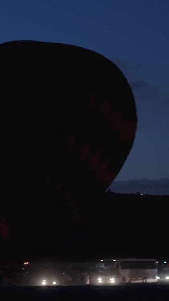 Dikey Video Şafakta Sıcak Hava Balonu Fırlatma Alanı Kalkış Için — Stok video