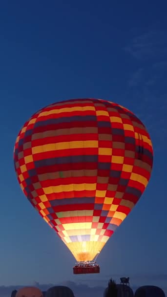 Vertikales Video Der Start Massiver Heißluftballons Bei Sonnenaufgang Einer Beginnt — Stockvideo