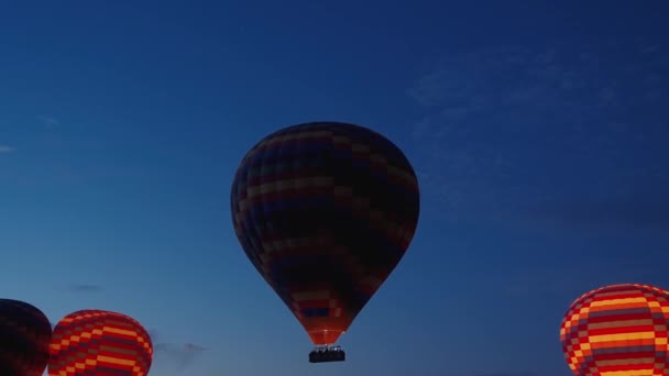 Azonos Sokszínű Hőlégballonok Ragyognak Lángok Között Elkezdik Felemelkedésüket Sok Emberrel — Stock videók