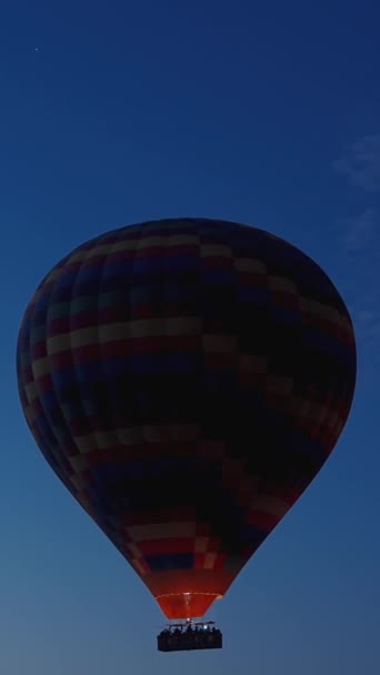 Függőleges Videó Azonos Sokszínű Hőlégballonok Ragyognak Lángok Között Elkezdik Felemelkedésüket — Stock videók