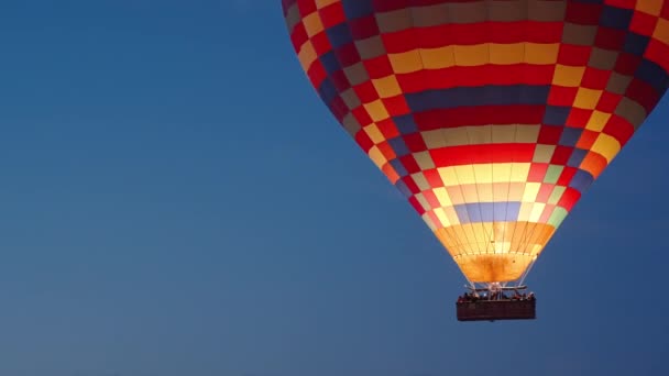 Obrovský Mnohobarevný Horkovzdušný Balón Lidmi Košíku Zblízka Během Letu Oheň — Stock video