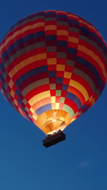 Video Vertikal Pemandangan Dari Bawah Balon Udara Panas Dengan Orang — Stok Video