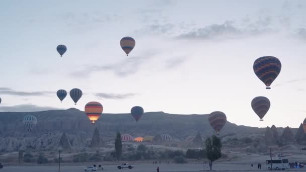 Panoramic View Hot Air Balloon Launch Site Dawn Mountains Background — Stock Video