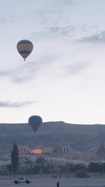Függőleges Videó Panoráma Kilátás Nyílik Hőlégballon Indítási Helyén Hajnalban Hegyek — Stock videók