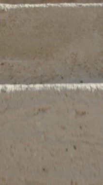 Dikey video. Merdivenleri çıkıyorum ve önümde, üzerinde farklı katlarda sayısız pencere ve kapı bulunan eski evlerin oyulduğu yüksek bir uçurum var..