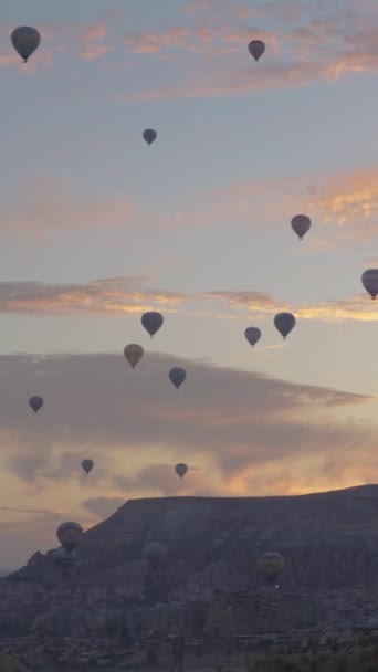 Vertical Video Beautiful Sunrise Canyon Hundreds Hot Air Balloons Carrying — Stock Video