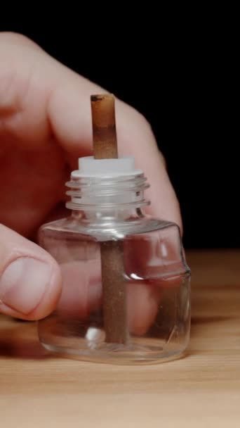 垂直录像 空的用过的驱虫剂瓶 用于驱蚊的替换药筒 — 图库视频影像